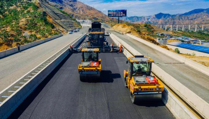 全球首次！無人駕駛壓路機成群結(jié)隊“上路”！
