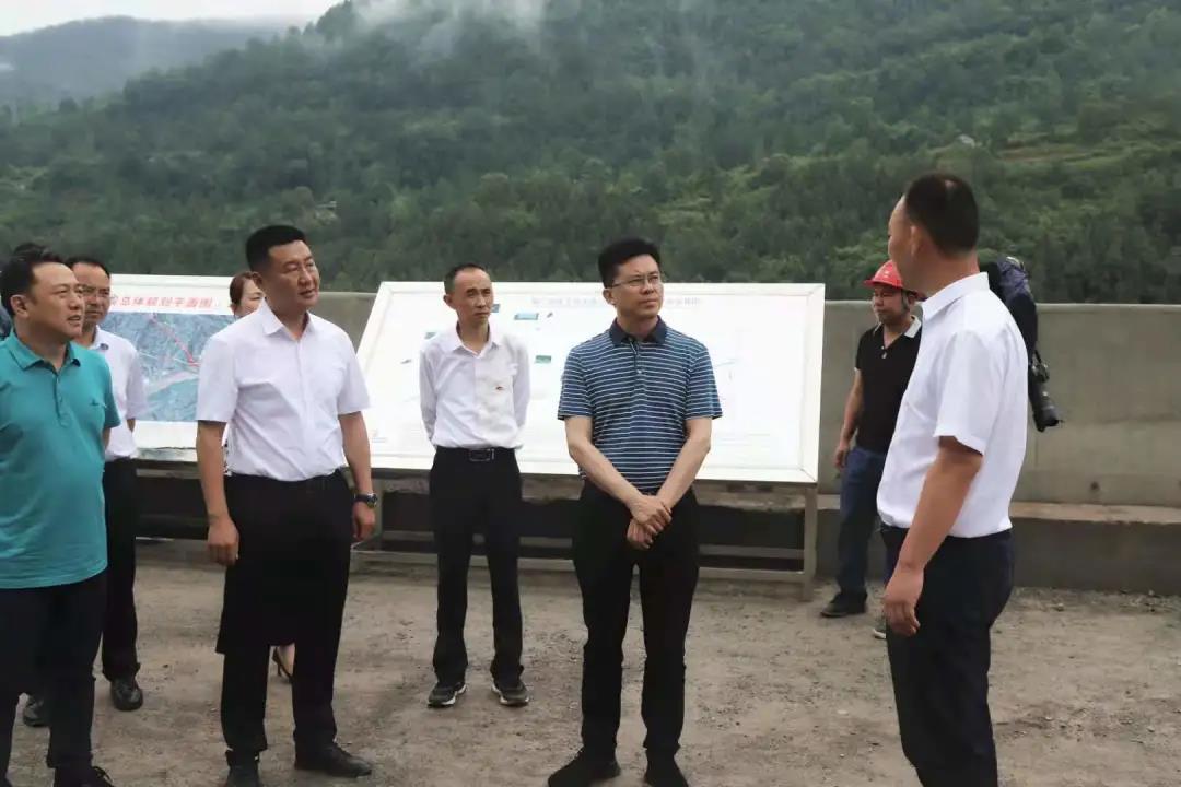 四川省交通運輸廳領(lǐng)導(dǎo)張勇、王茂奎到鎮(zhèn)廣高速王通段A1合同段調(diào)研指導(dǎo)工作