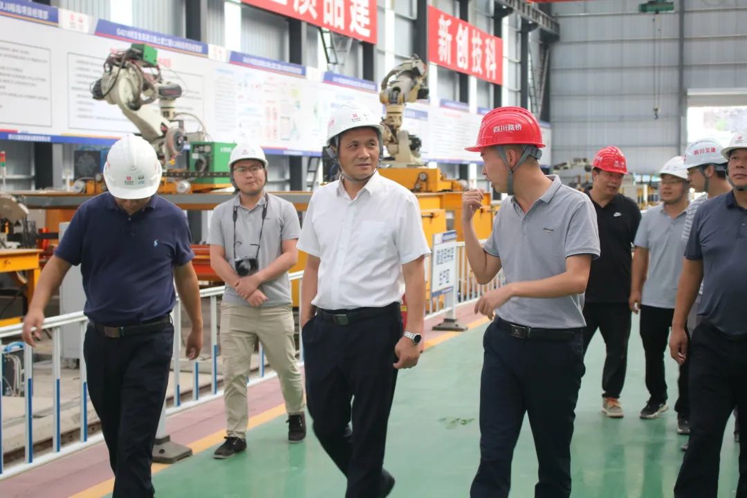 四川路橋黨委委員、紀(jì)委書記朱年紅到宜金高速XJ8標(biāo)檢查指導(dǎo)工作