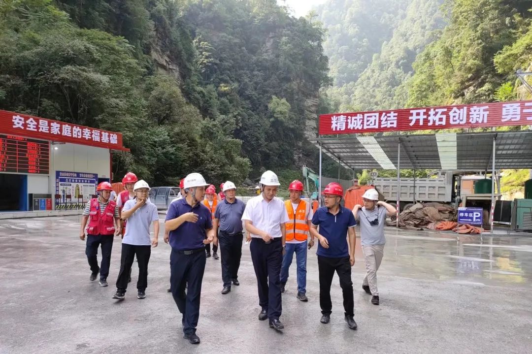 四川路橋黨委委員、紀(jì)委書記朱年紅赴宜金高速公路XJ6項(xiàng)目檢查指導(dǎo)工作