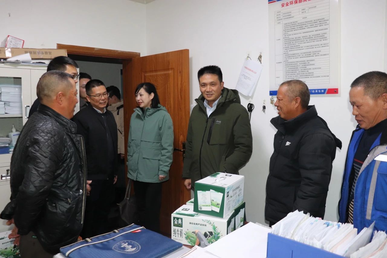 四川路橋黨委委員、董事、工會(huì)主席朱年紅赴川交公司項(xiàng)目一線開展“冬送溫暖”慰問活動(dòng)
