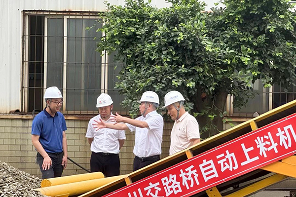 川交公司黨委書記、董事長杜江林到S11線拌合站自動上料系統(tǒng)疲勞實驗現(xiàn)場指導工作