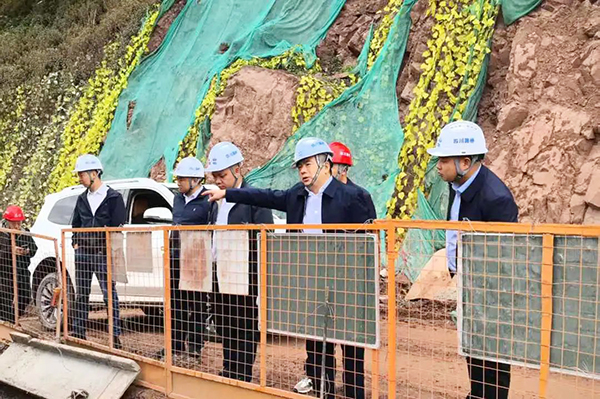 川交公司黨委書記、董事長杜江林一行深入西寧高速公路項(xiàng)目、會(huì)祿高速項(xiàng)目開展“五一”節(jié)前安全專項(xiàng)檢查